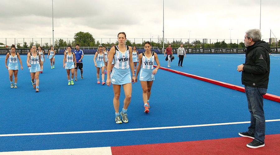 Aniacutebal Fernaacutendez tuiteoacute una foto con Las Leonas