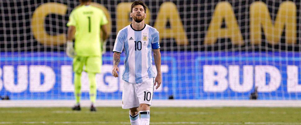 Referentes del fuacutetbol santiaguentildeo manifestaron su apoyo a Lionel Messi