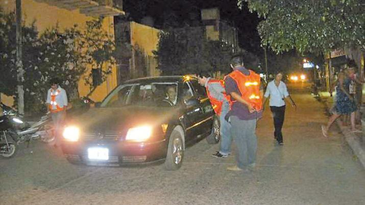 Comisario fue embestido por un automovilista ebrio