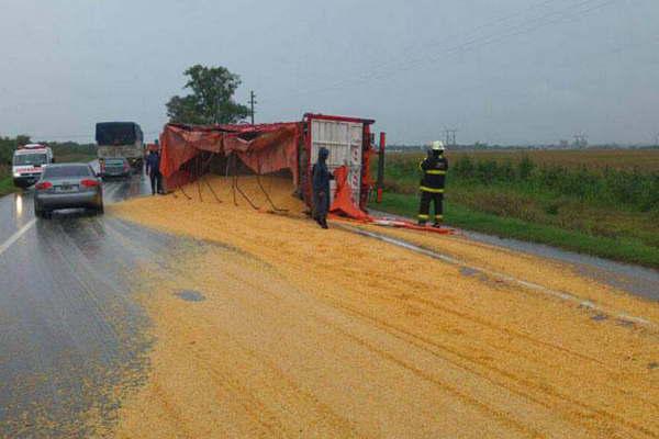 Camioacuten chocoacute contra una camioneta y perdioacute la carga de maiacutez que llevaba