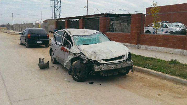 Policiacutea regresaba de un curso y volcoacute con su automoacutevil en la avenida circunvalacioacuten