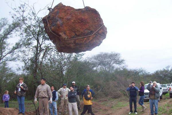 La provincia logroacute clasificar maacutes de 400 meteoritos bajo resguardo