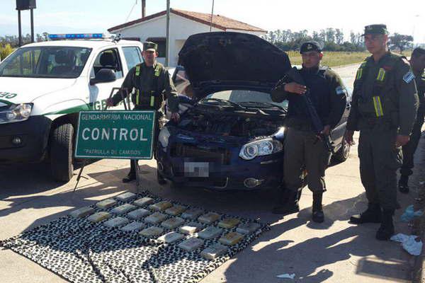 Secuestraron 76 kilos de cocaiacutena y detuvieron a cuatro personas en Salta 