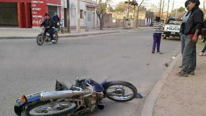 Derrapoacute por esquivar un perro y terminoacute en el hospital