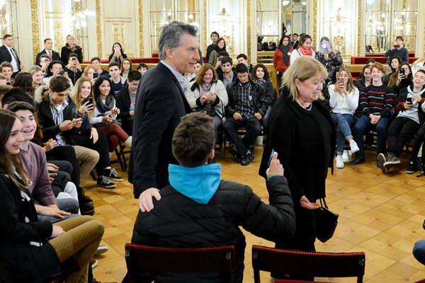 Macri felicitoacute a estudiantes santiaguentildeos que viajaraacuten a intercambio cultural