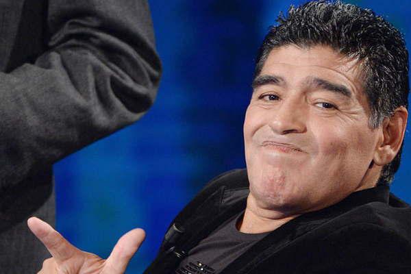 Diego Maradona le envioacute un saludo al Naacutepoli por Facebook