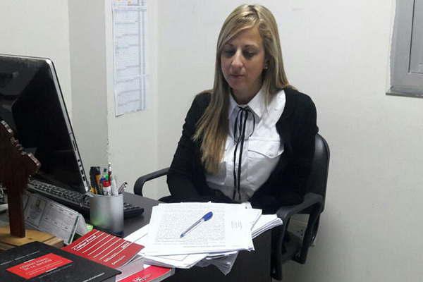 Aprovechaba que su mujer iba a trabajar para someter a su hija 