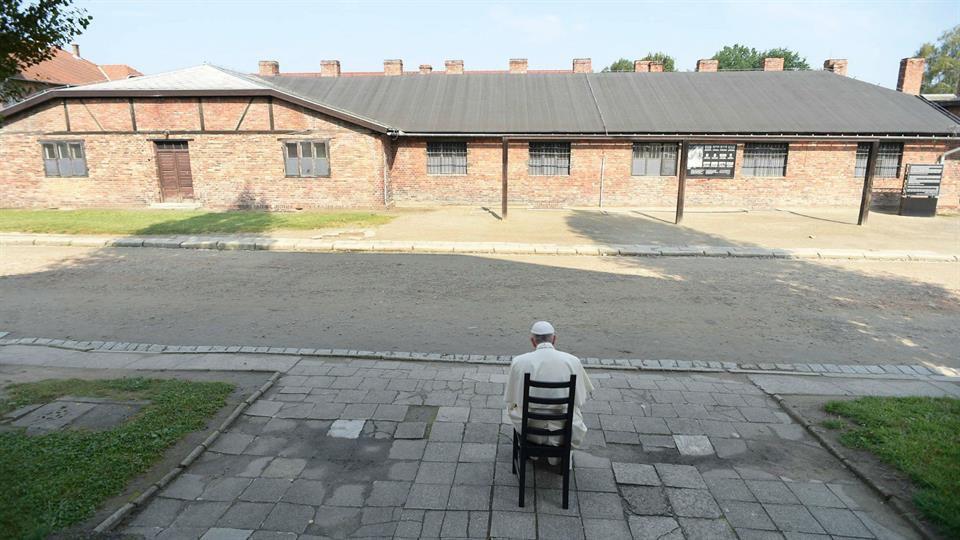 En Auschwitz receacute por todas las viacutectimas de violencia expresoacute Francisco