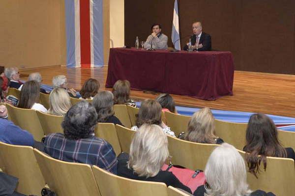 Presentaron Los Dilemas de  la Independencia en el CCB