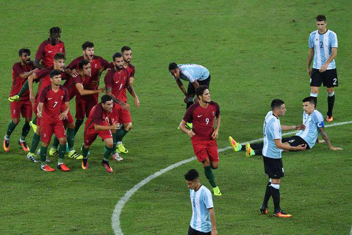 Los argentinos contemplan el festejo de los jugadores portugueses