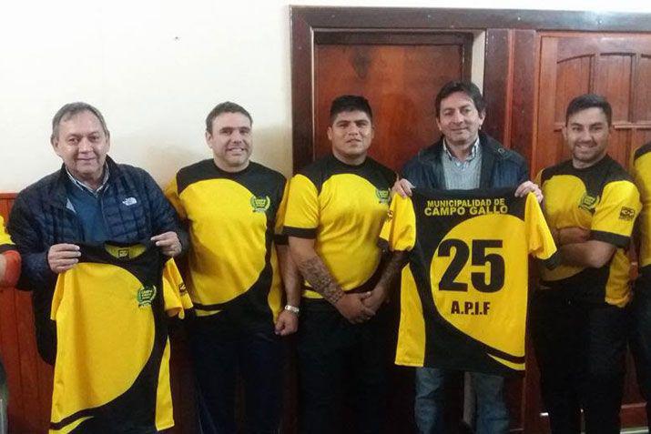 La municipalidad de Campo Gallo hizo de entrega de camisetas de rugby a joacutevenes