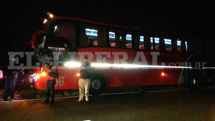 Violento choque entre colectivo de pasajeros y un tractor