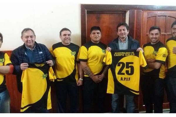 La municipalidad de Campo Gallo donoacute camisetas al club de rugby de la ciudad