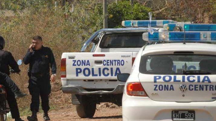 Roboacute un auto y al verse acorralado por la policiacutea lo abandonoacute