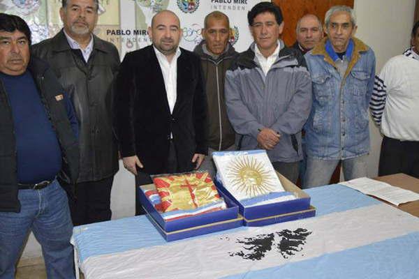 Ex combatientes de la guerra de Malvinas recibieron banderas de ceremonia por parte de la comuna 