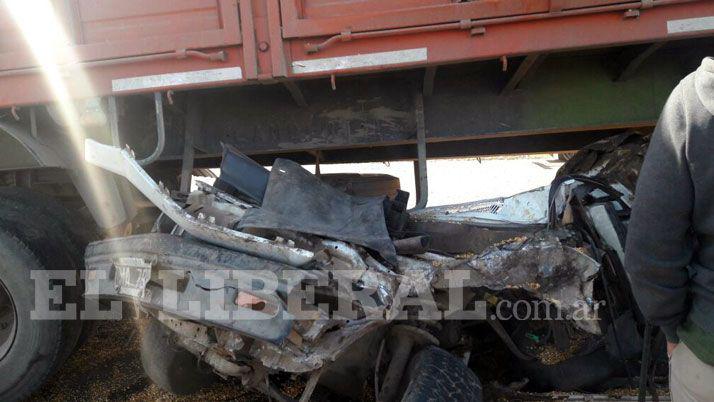 Violento choque en la R34 entre un camioacuten y un automoacutevil