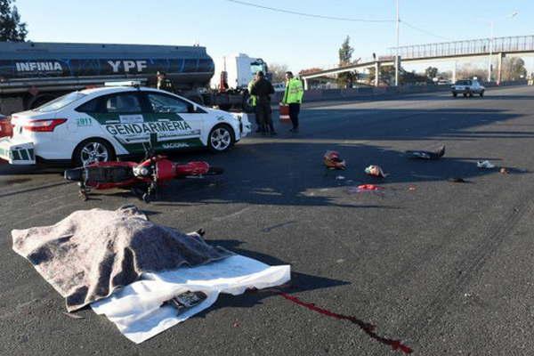 Un motociclista murioacute al terminar  bajo las ruedas traseras de un camioacuten