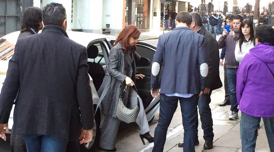 Cristina Kirchner llegando al estudio ubicado en la calle Viamonte El mismo lugar donde fracasó la mediación con Stolbizer