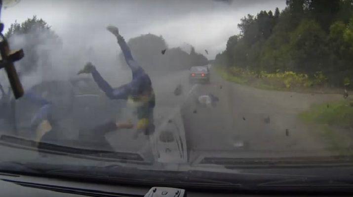 Impactante- Pasajeros de un auto salen volando tras un brutal accidente