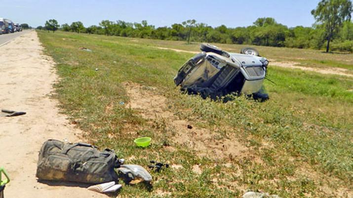 Espectacular vuelco de un automoacutevil sobre ruta 9