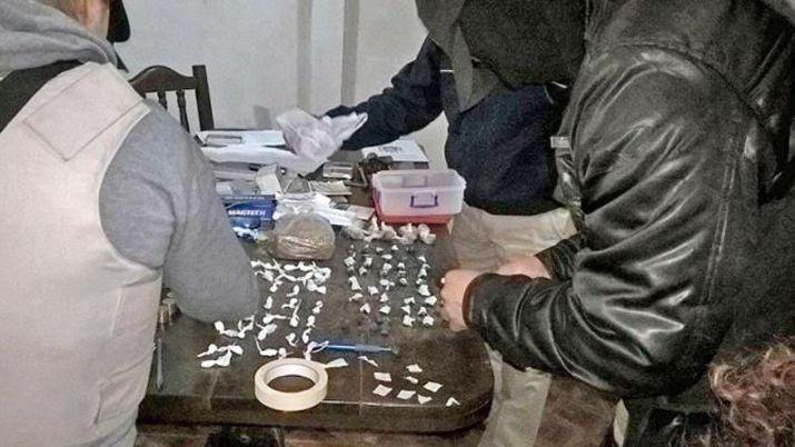 Allanan un domicilio secuestran marihuana y detiene a cuatro personas