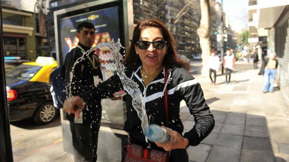 La mujer de Joseacute Loacutepez insultoacute y le tiroacute agua a un fotoacutegrafo