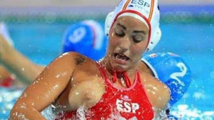 Las chicas de waterpolo protagonizan los accidentes maacutes hot de Riacuteo 2016