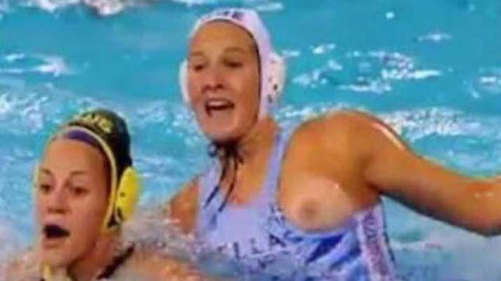 Las chicas de waterpolo protagonizan los accidentes maacutes hot de Riacuteo 2016