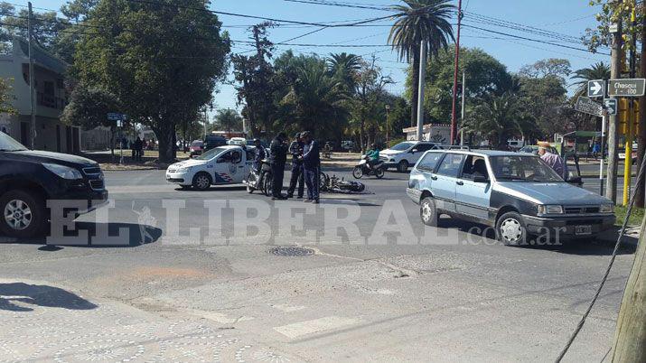 Violento choque entre un automoacutevil y una moto en Belgrano Sur