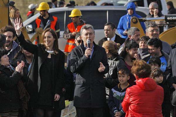 Hubo una amenaza de bomba en la Rosada y apedrearon el auto en el que viajaba Macri