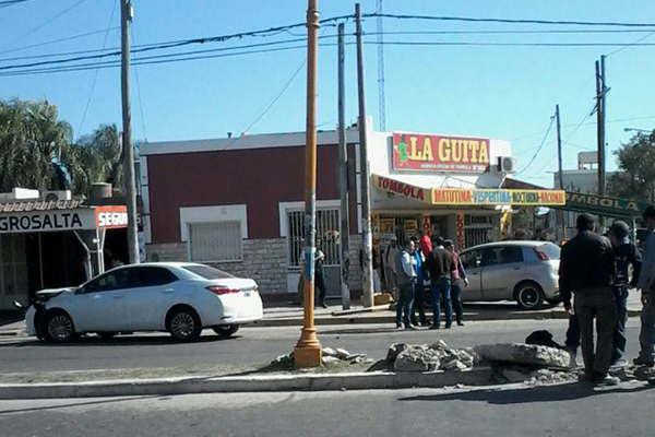 Cruzoacute en rojo y provocoacute un violento accidente en Belgrano y Necochea 