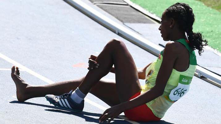 Etenesh Diro la atleta que terminoacute la carrera llorando y descalza