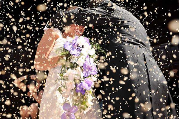 Tres mujeres irrumpen en ceremonia de boda y le propinan una paliza a la novia