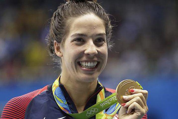 Maya Dirado con la medalla de oro en los Juegos Olímpicos