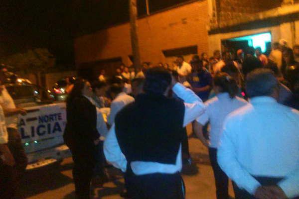 Maacutes de 500 personas participaban de una fiesta clandestina que fue desalojada