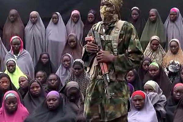 Boko Haram mostroacute a las chicas secuestradas en 2014 y pide intercambio