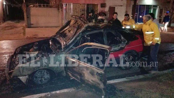 Bandera- un auto estacionado se incendioacute por completo