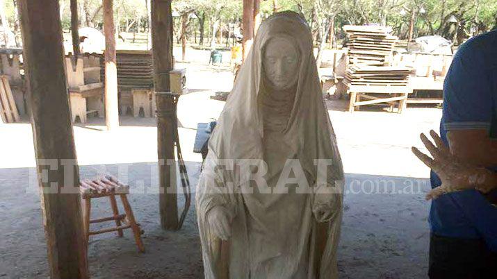 Artesanos santiaguentildeos realizan la figura de Mama Antula