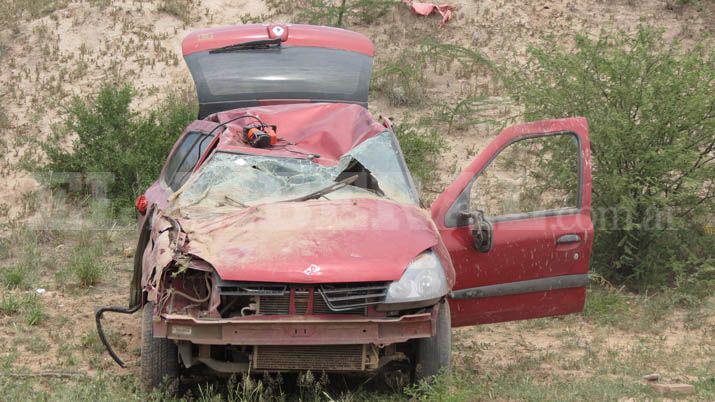 Ruta 211- volcaron con su auto y quedaron atrapados