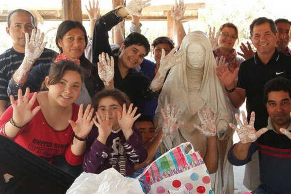 Artesanos construyeron la figura en volumen de Mama Antula en Upianita para la capilla de Siliacutepica