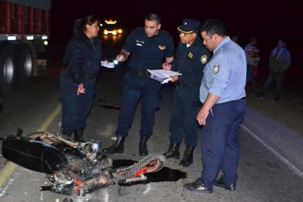 Motociclista lucha por su vida tras chocar con un camioacuten