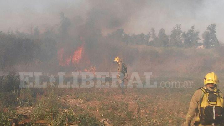 Bomberos tratan de controlar un incendio en el barrio San Carlos