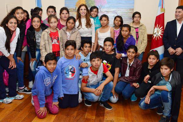 Alumnos de Pampa de los Guanacos fueron recibidos por la mandataria