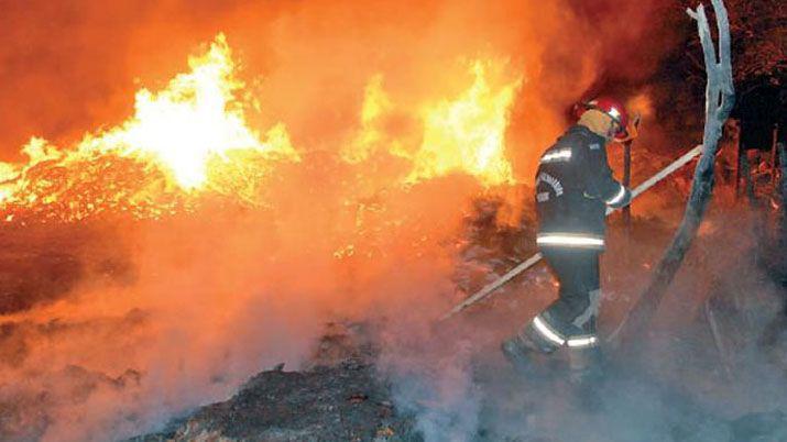 Bomberos trabajaron por horas para controlar un incendio de pastizales