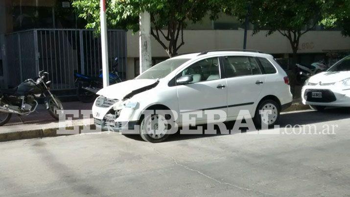 Fuerte choque entre un auto y una camioneta