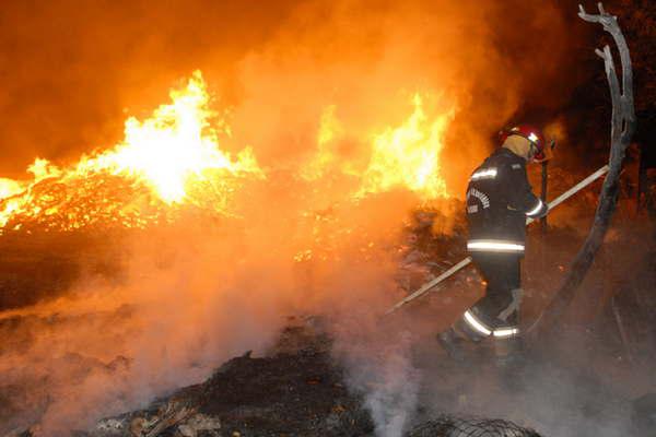 Quema de pastizales derivoacute en un incendio de importante magnitud