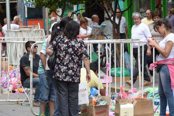 Habilitan la feria municipal para evitar la venta ambulante de juguetes