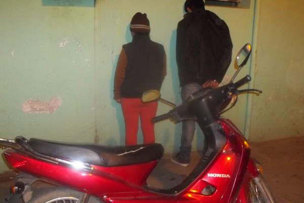 Cae detenida una pareja que circulaba en una moto robada