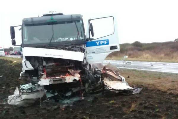 Camioacuten aplastoacute un auto y matoacute a tres docentes de Catamarca que viajaban a Friacuteas por una licenciatura