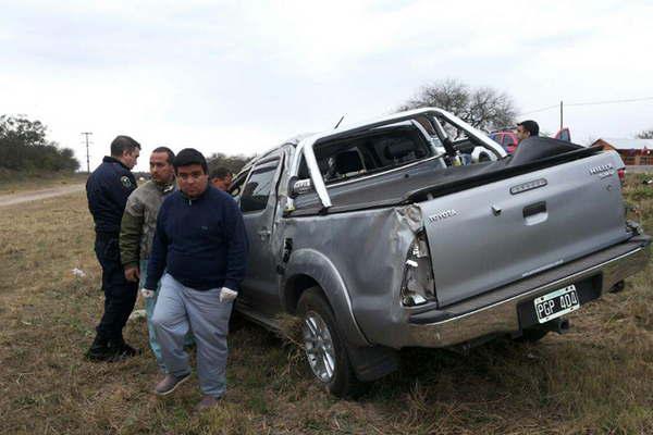 Evitoacute atropellar un caballo pero terminoacute dando varios  vuelcos con la camioneta el forense de Las Termas de Riacuteo Hondo